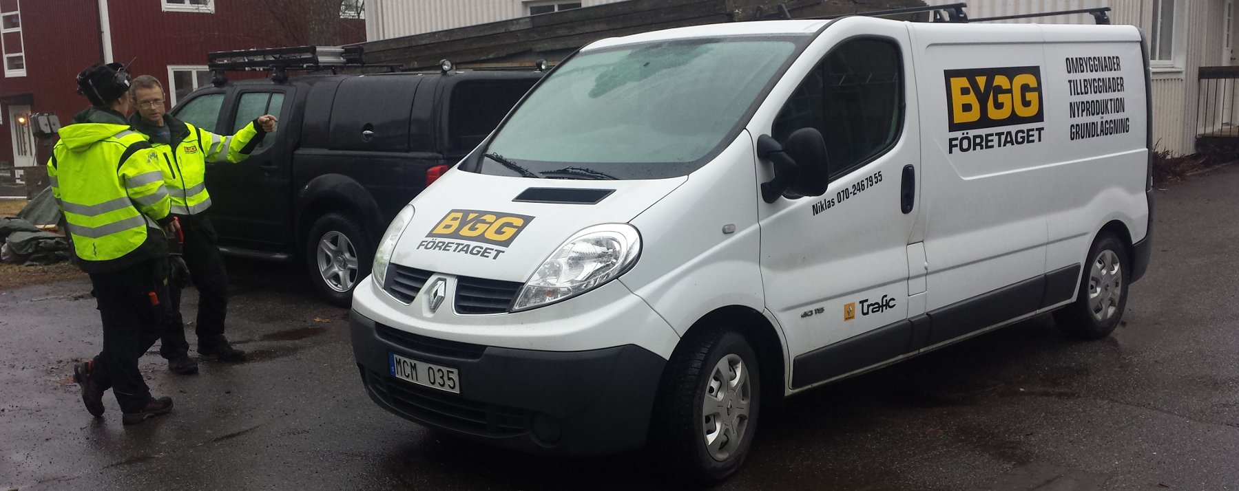 Snickare träffas inför ett arbetspass vid firmabilen för Byggföretaget Umeå AB